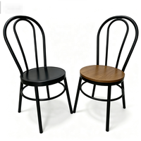 Chaise d'événement à cadre métallique noir mat, style Thonet incurvé, dossier en anneau, base en anneau, mobilier de fête