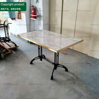 Mobilier de restaurant commercial : banquette en cuir jaune, table à manger en marbre et chaises de restaurant à dossier incurvé
