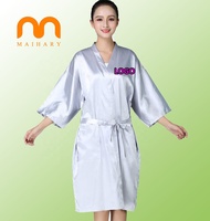 Cape de coiffure personnalisée à faible MOQ, gris argenté, type robe kimono en soie, avec poche, pour clients de salons de beauté et de spa