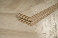 Revêtement de sol stratifié HDF MDF en chevrons, résistant aux taches, antidérapant, pour la décoration de la maison, salon
