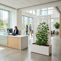 Jardinière roulante en métal avec treillis découpé au laser pour séparateur de terrasse, pot de jardin extérieur haut, design écran en aluminium noir
