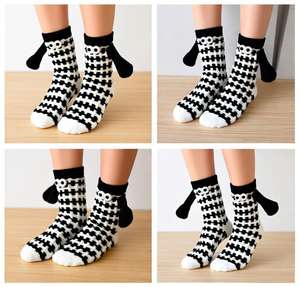 मजेदार कार्टून आंखों चुंबकीय जोड़े मोजे-यूनिसेक्स काले और सफेद रंग-ब्लॉक मध्य-बछड़े के मोजे रचनात्मक हाथ पकड़ डिजाइन के साथ - Product Image 2