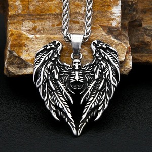 yunnique Collier pour homme en acier inoxydable avec pendentif aile de crâne viking foncé, cadeau - Product Image 1