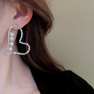 Orecchini a perno cavi a forma di cuore con perle per donna, gioielli creativi alla moda - Product Image 4