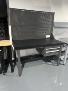 उच्च गुणवत्ता वाले पेशेवर धातु कार्य तालिका अनुकूलित पेगबोर्ड शेल्फ भारी शुल्क वर्कबेंच गैरेज के लिए दराज के साथ - Product Image 3