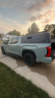 Capote de camping tout-terrain en aluminium à toit surélevé avec fenêtres à ailes de mouette, compatible avec Toyota Tacoma 2024 Double Cab 5 pieds, revêtement couleur personnalisé