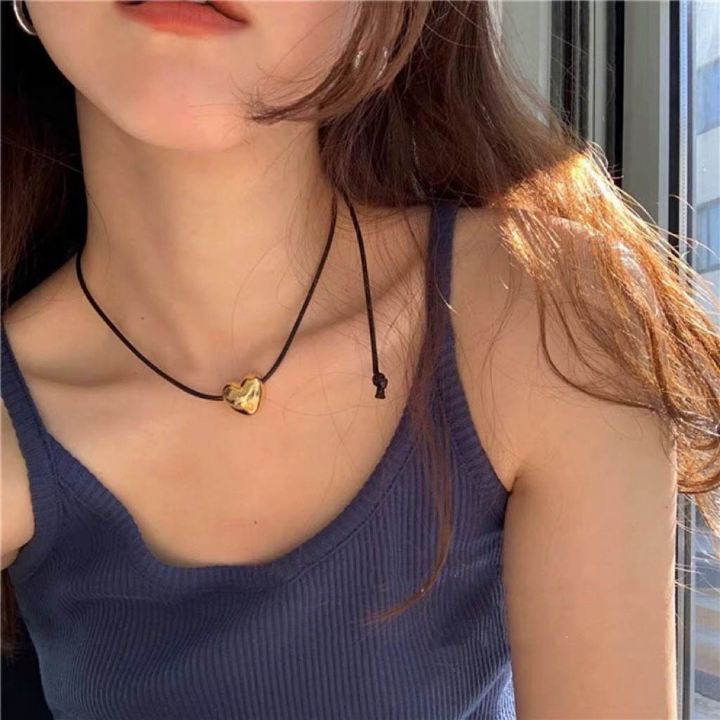 Cordón de cuero con pequeño corazón dorado.