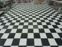 Carrelage mural et de sol intérieur en marbre noir et blanc Nero Marquina SH STONE, écologique, imperméable, motif damier personnalisé pour villa et salon