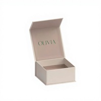 Boîte cadeau rigide carrée écologique personnalisée imprimée en quadrichromie avec gaufrage pour emballage de cosmétiques et de bijoux (carton ondulé)