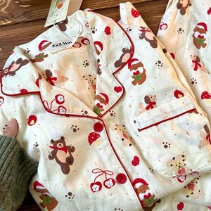 Set <span class=keywords><strong>Pigiama</strong></span> Natalizio con Orsetto per Donna, Traspirante in Poliestere, Cardigan a Maniche Corte con Colletto Rovesciato, Pantaloncini Estivi Eleganti e Femminili - Product Image 1