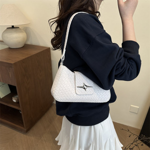 Venta al por mayor de estilo coreano de textura trenzada Mini bolsos de mano para las mujeres de lujo de inspiración de hombro y bolsos cruzados - Product Image 1