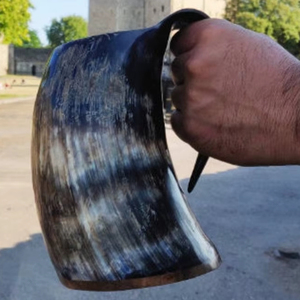 Corne à boire en agate naturelle sculptée à la main, personnalisée, sculpture viking, corne à boire en buffle, gobelet à bière en corne - Product Image 1