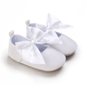حذاء للأطفال الرضع بتصميم جديد ورائج, حذاء أبيض مناسب لحفلات التعميد والتنصير ، حذاء رائع بفيونكة ناعمة
