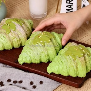 Jouet anti-stress souple en PU en forme de croissant de 16,5 cm, à rebond lent, saveur fromage, matcha noir et fraise - Product Image 4