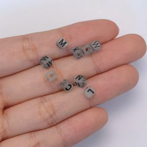 Perles de lettres acryliques brillantes noires de 5 mm pour bijoux - Product Image 5