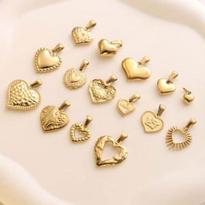 <span class=keywords><strong>Fournisseur</strong></span> de bijoux en gros tendance personnalisée texture en <span class=keywords><strong>acier</strong></span> <span class=keywords><strong>inoxydable</strong></span> plaqué or 18 carats pendentifs breloques en forme de cœur pour accessoires de bijoux - Product Image 1