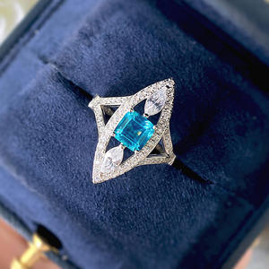 Anello di Diamanti T0078 in Oro Bianco con Diamante Naturale Taglio Smeraldo e Pietre Laterali a Marquise, Gioiello da Donna per Fidanzamento - Product Image 1