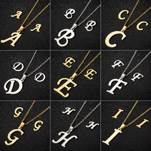 Collar de Acero Inoxidable Chapado en Oro Vintage, Minimalista, con Inicial de Amor, Cadena de Eslabones y Zirconia, Hipoalergénico - Product Image 1