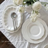 Service de vaisselle vintage français en céramique avec bordure en dentelle embossée, assiettes et bols blancs, assiettes à dessert pour mariage, fête ou événement