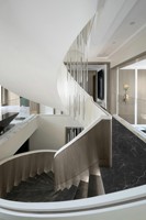 Escalier intérieur en spirale de haute qualité, garde-corps en verre, design moderne, acier, bois, pierre naturelle, installation en DIY pour appartement, hall
