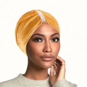 หมวกไหมพรมกำมะหยี่ประดับเพชรพลอย สีพื้น สำหรับมุสลิม ใช้ได้ทุกฤดู รับผลิตตามสั่งพร้อมปักโลโก้ขายส่ง - Product Image 1