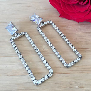 Boucles d'oreilles pendantes en or blanc E2176 avec cristal violet et halo de diamants, bijoux de luxe pour femmes - Product Image 5