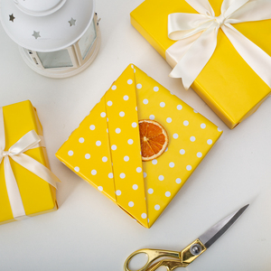 Papel de Regalo Amarillo con Puntos, Papel de Arte de Doble Cara para Envolver Regalos Navideños, Impresión Offset Ecológica, Uso Artesanal - Product Image 1