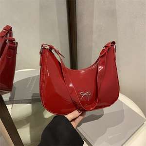 Bolso de hombro de media luna de cuero PU brillante para mujer - Product Image 6