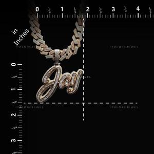 Colgante de Plata de Ley 925 con Moissanita y Acabado con Aspecto de Diamante de Alto Brillo, Diseño JOY Script, para Joyería Urbana Contemporánea - Product Image 2