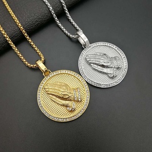 Joyería religiosa oración 316L Acero inoxidable chapado en oro cristal con incrustaciones <span class=keywords><strong>de</strong></span> manos rezando COLLAR COLGANTE para hombres - Product Image 4