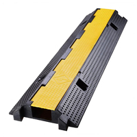 Protecteur résistant de câble de fil de rampe de câble de PVC en caoutchouc jaune et noir pour le produit extérieur de sécurité routière 1 canal 100*22*3.5cm