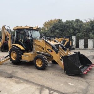 Chargeuse-pelleteuse multifonctionnelle d'occasion Caterpillar CAT 420F 4x4 avec moteur CAT d'origine et godet 4-en-1 - Product Image 1