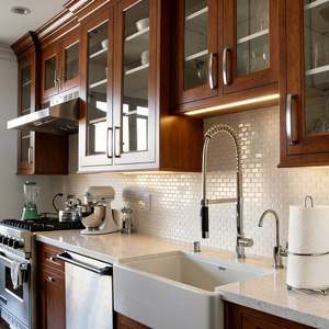 Cuisine américaine de luxe personnalisée Balom avec armoires en bois gris foncé, finitions dorées, plan de travail en quartz blanc et évier vintage - Product Image 6