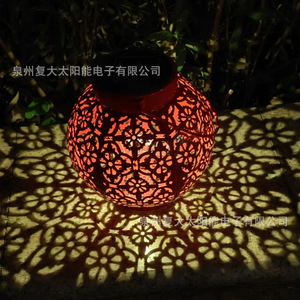 Lanterne solaire de jardin LED en fer forgé, luminaire suspendu pour décoration extérieure avec cellule solaire mono silicium 6V DC, durée de vie de 50 000 heures - Product Image 4