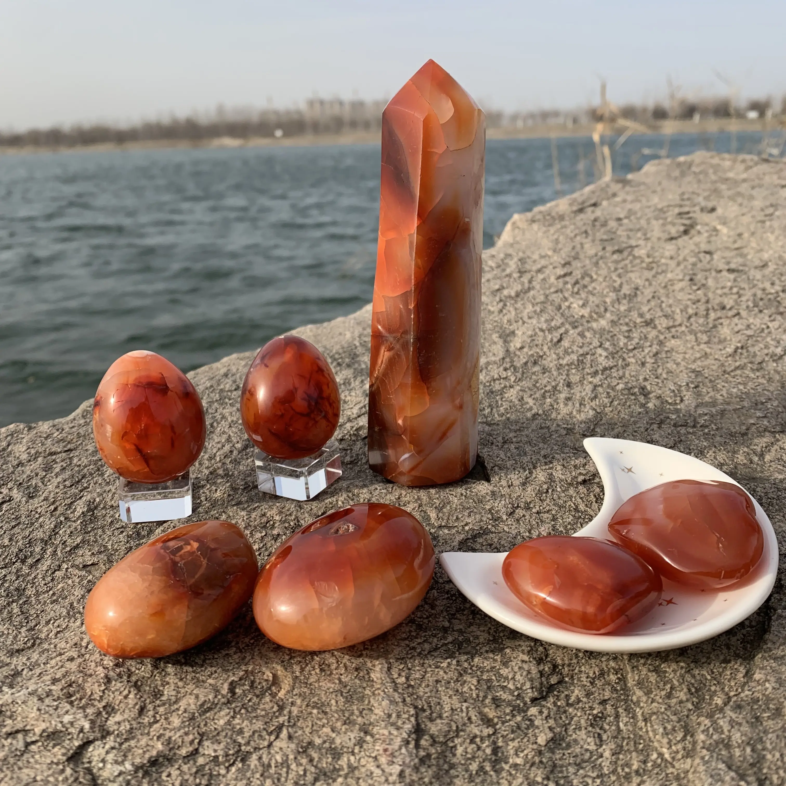 Venta al por mayor de cristal de cuarzo natural chakra artesanía ágata roja palmstone punto cuenco cornalina cuencos para la curación