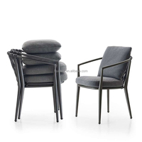 Ensemble de meubles d'extérieur, quatre chaises de luxe, table de jardin, table de restaurant en plein air, meubles en corde faits à la main