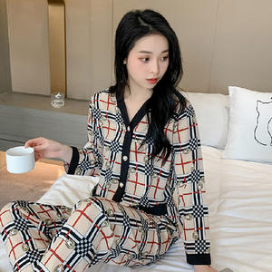 Femmes col en v <span class=keywords><strong>soie</strong></span> Satin <span class=keywords><strong>nuisette</strong></span> 2 pièces dessin animé motif à manches longues ensemble luxe populaire <span class=keywords><strong>grande</strong></span> <span class=keywords><strong>taille</strong></span> pyjamas en gros - Product Image 6