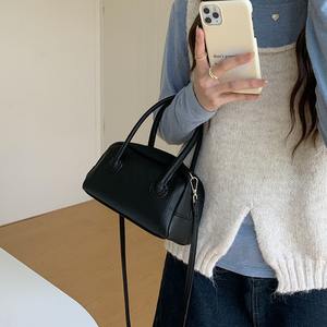 Bolso Boston amarillo con correa ajustable y cierre de cremallera para uso diario, bolso de pecho para mujer - Product Image 4