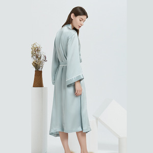 Vestaglia Elegante da <span class=keywords><strong>Donna</strong></span> in Seta di Gelso 100% 19 Momme, Lunghezza al Ginocchio, Maniche Lunghe con Logo Frontale - Lussuoso Abbigliamento da Notte e <span class=keywords><strong>Accappatoio</strong></span> - Product Image 6