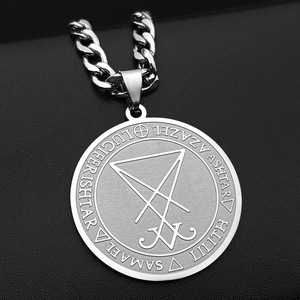 Collana da uomo in acciaio inossidabile con ciondolo a croce triangolare intagliata a V, stile hip-hop, con logo rotondo Lucifer - Product Image 5