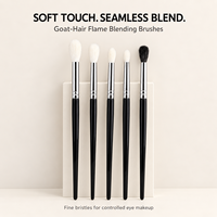 Pinceau à paupières en forme de flamme avec poils de chèvre doux pour un estompage contrôlé du pli paupière et des looks d'yeux diffus, vendu à l'unité