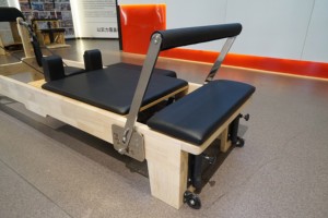 Máquina <span class=keywords><strong>de</strong></span> Pilates Reformer <span class=keywords><strong>de</strong></span> Madera <span class=keywords><strong>de</strong></span> Roble Macizo para Gimnasio en Casa o Estudio Profesional, con Logotipo Personalizado MJD Fitness, Certificación CE/SGS - Product Image 3