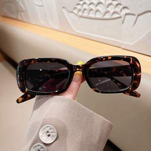 Gafas de sol cuadradas retro Qianai para mujer, montura negra brillante, protección UV400, tipo 3 lentes, material PC, G6-2203 - Product Image 4