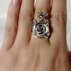 Anello Vintage a Forma di Rosa per Donne, Accessorio da Dito Semplice e alla Moda per Uso Quotidiano - Product Image 4