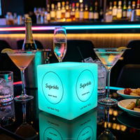 Lampe de table carrée lumineuse personnalisable pour événements extérieurs, fêtes, mariages, restaurants, salons – Cube lumineux en plastique avec logo