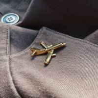Vente en gros de pin's de revers en métal plaqué or 3D personnalisés Pinstar P08L050 en forme d'avion - Accessoires de badge avec logo gravé/embossé, options OEM