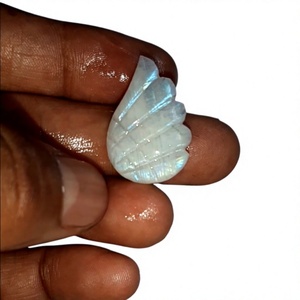 Cabochon en coquille sculptée en pierre de lune arc-en-ciel naturelle pour la fabrication de bijoux en gros - Product Image 1