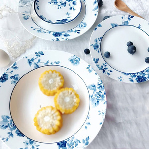 Assiettes et plats en porcelaine bleue et blanche avec motif rose en encre aquarelle sous glaçure - Product Image 2
