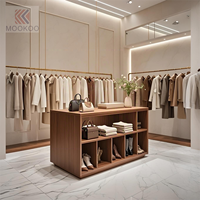 Présentoir de vêtements moderne haut de gamme personnalisé au design de mode présentoir de vêtements en bois pour magasin de vêtements