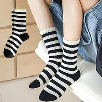 Chaussettes décontractées sportives rayées noir et blanc personnalisées pour femmes, idéales pour le quotidien, l'exercice, la détente à la maison et les cadeaux personnalisés